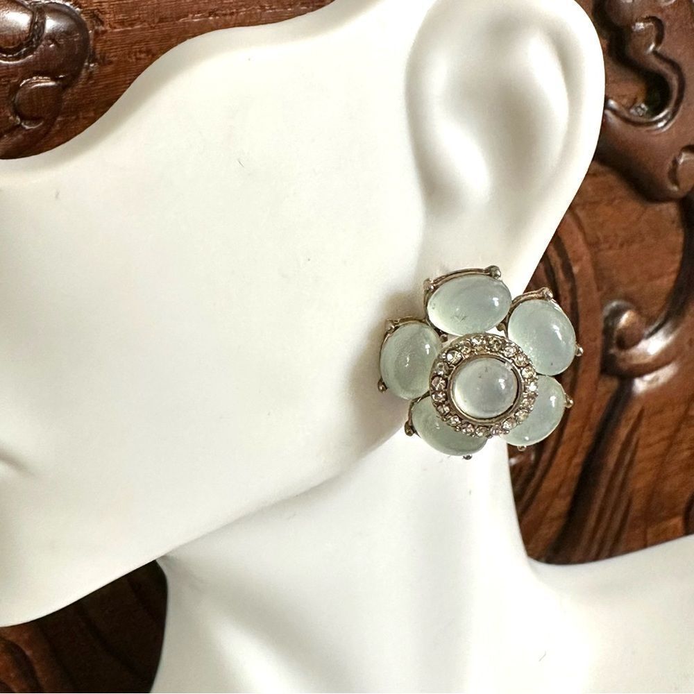 Blue rhinestone flower post earrings - Picture 5 of 5